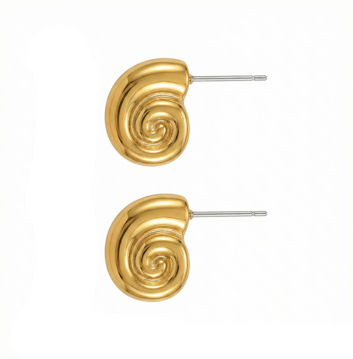 Boucles d’oreilles dorées en acier inoxydable pour femme, au design spirale coquillage, finitions brillantes, style moderne et raffiné.