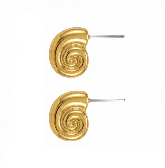 Boucles d’oreilles dorées en acier inoxydable pour femme, au design spirale coquillage, finitions brillantes, style moderne et raffiné.