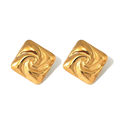 Paire de boucles d’oreilles dorées carrées en acier inoxydable, au design spiralé brillant et à l’effet miroir, parfaites pour un look chic et contemporain.