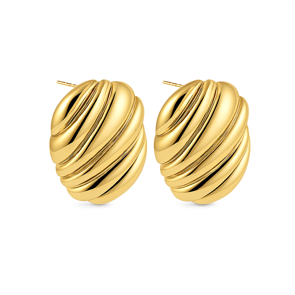 Ces boucles d’oreilles clous dorés adoptent une forme ovale ondulée, évoquant un coquillage sculpté. Leur aspect bombé et leur finition miroir captent la lumière à chaque mouvement.

Matériaux : Acier inoxydable doré – résistant à l’eau, hypoallergénique. Finition ultra brillante.

Dimensions : Hauteur : 22 mm – largeur : 17 mm – poids : 7,2 g.

Style : Un modèle élégant et structuré, parfait pour rehausser une tenue de soirée ou un look chic minimaliste.