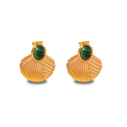 Boucles d’oreilles couleur or en forme de coquillage avec pierre verte, style vintage élégant pour femme.