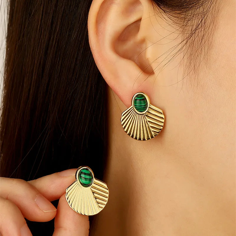 Paire de boucles d’oreilles dorées en acier inoxydable, en forme de coquillage ornées d’une pierre verte veinée, pour un style chic, naturel et lumineux.