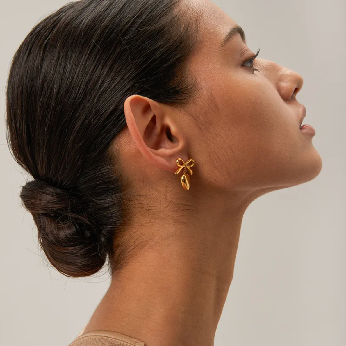Boucles d’oreilles dorées femme en acier inoxydable, design nœud et cœur bombé. Bijou romantique et vintage chic, brillant, résistant à l’eau et hypoallergénique.