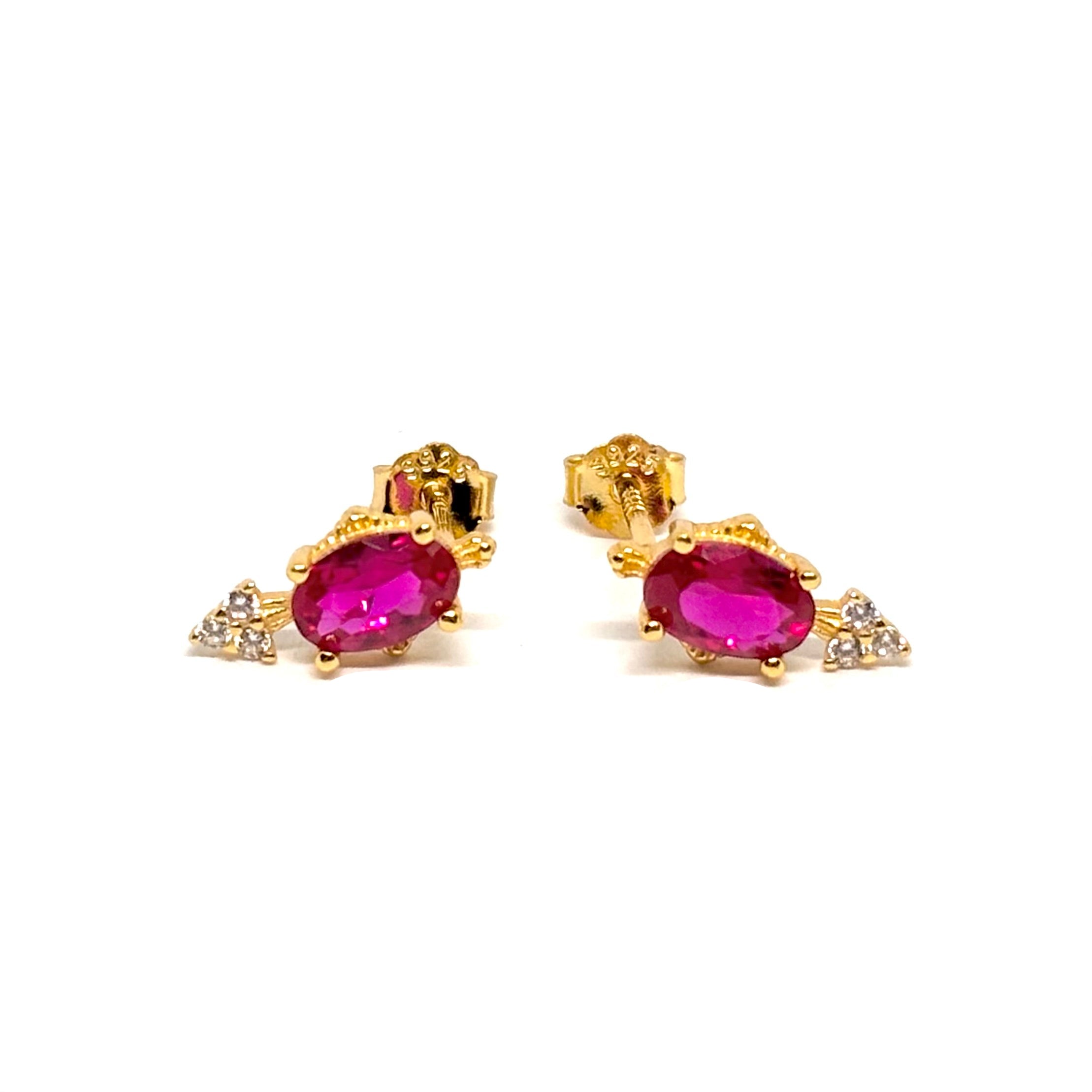 Boucles d’oreilles pour femme en argent 925 doré à l’or 18k, ornées de zircons ovales couleur rubis. Bijoux au style rétro et raffiné, combinant éclat du rubis et brillance dorée, parfaits pour un look élégant et intemporel.