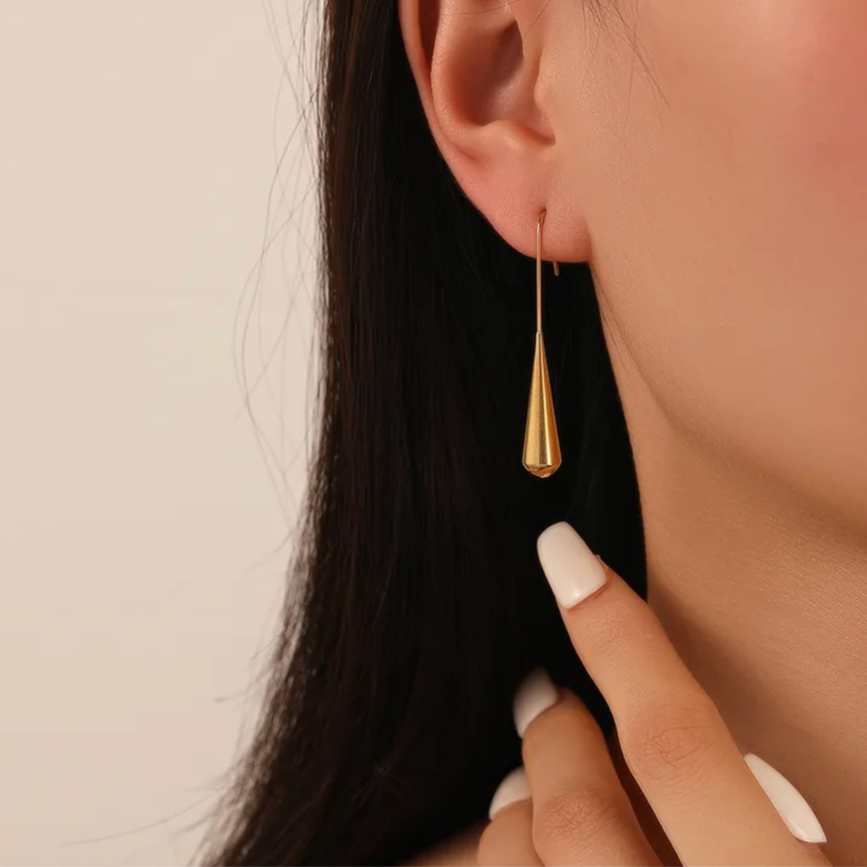 Boucles d’oreilles pendantes dorées en acier inoxydable, forme goutte fine et allongée. Bijou femme minimaliste et moderne, léger, chic et résistant à l’eau. Idéal pour un style raffiné du quotidien ou une soirée élégante