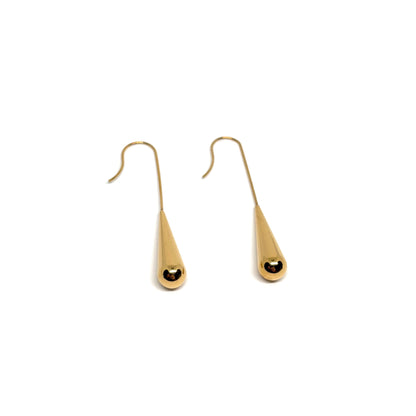 Boucles d’oreilles pendantes dorées en acier inoxydable, forme goutte fine et allongée. Bijou femme minimaliste et moderne, léger, chic et résistant à l’eau. Idéal pour un style raffiné du quotidien ou une soirée élégante
