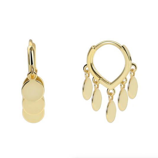 Boucles d’oreilles pendantes dorées pour femme en plaqué or, au design goutte ajourée ornée de cinq pastilles ovales mobiles. Bijou lumineux et fluide au style bohème-chic et solaire, parfait pour un look estival élégant et naturel