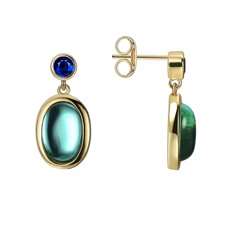 Boucles d’oreilles pendantes dorées pour femme en plaqué or, ornées d’une pierre bleue façon saphir et d’une pierre ovale vert opaline. Bijou lumineux et raffiné, au design chic et coloré, parfait pour une tenue habillée ou de soirée