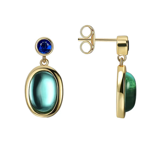 Boucles d’oreilles pendantes dorées pour femme en plaqué or, ornées d’une pierre bleue façon saphir et d’une pierre ovale vert opaline. Bijou lumineux et raffiné, au design chic et coloré, parfait pour une tenue habillée ou de soirée