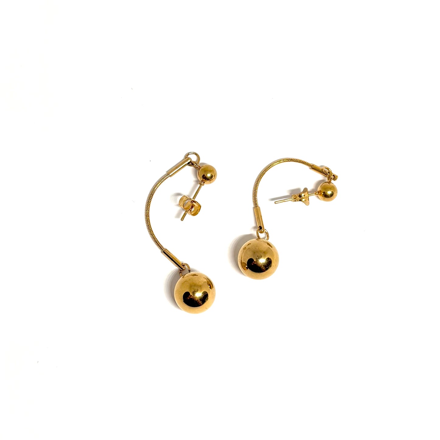 Boucles d’oreilles pendantes dorées longues pour femme en acier inoxydable, avec tige fine et bille suspendue brillante. Bijou chic, minimaliste et contemporain, hypoallergénique et résistant à l’eau, idéal pour un look urbain raffiné