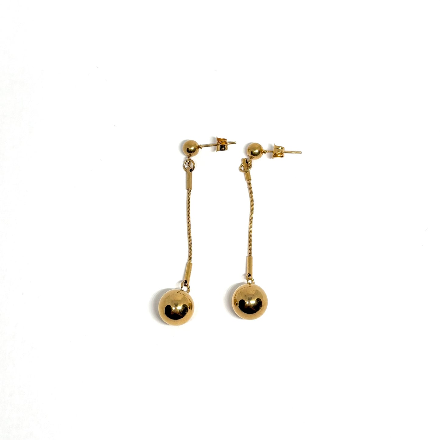 Boucles d’oreilles pendantes dorées longues pour femme en acier inoxydable, avec tige fine et bille suspendue brillante. Bijou chic, minimaliste et contemporain, hypoallergénique et résistant à l’eau, idéal pour un look urbain raffiné