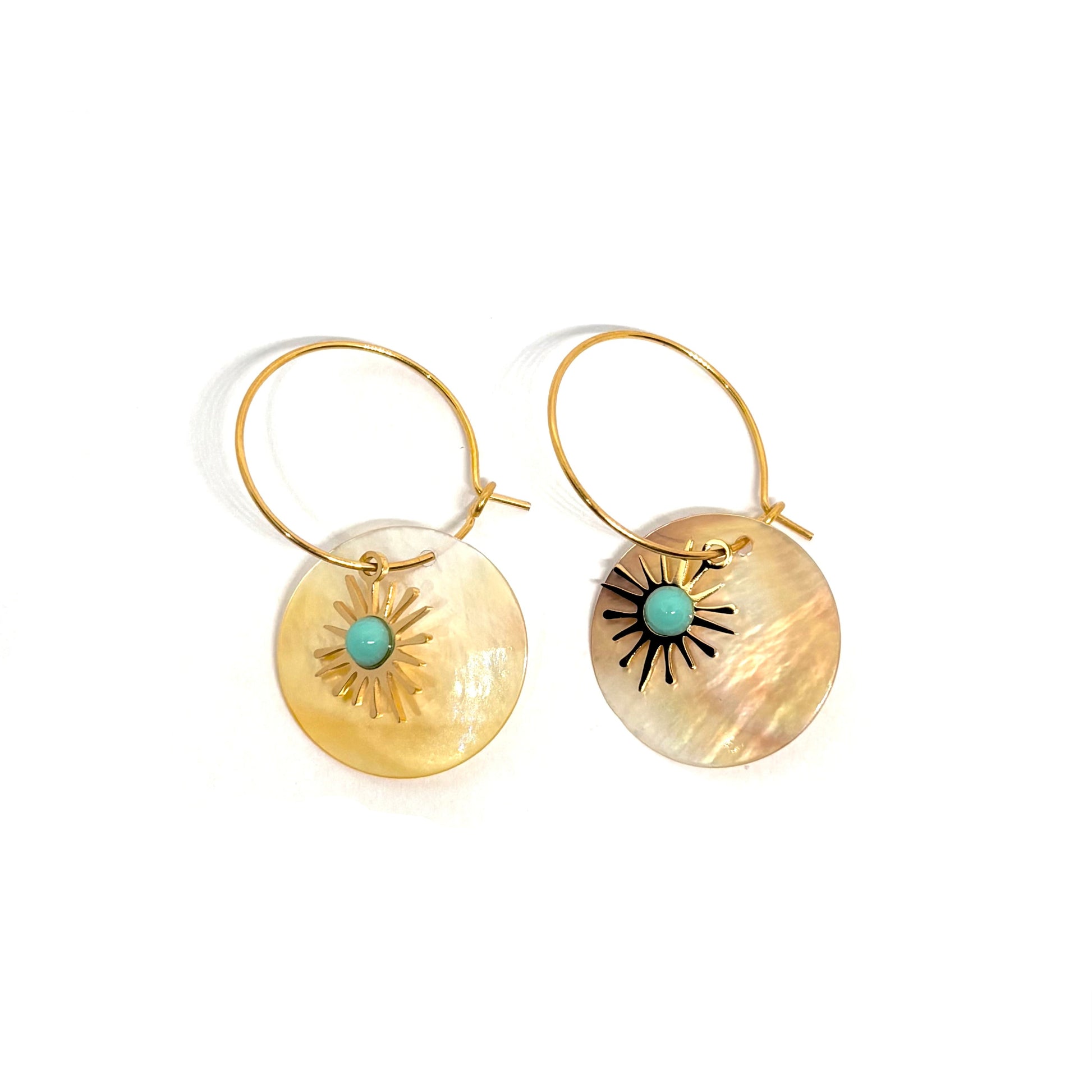 Boucles d’oreilles pendantes dorées en acier inoxydable, disque en nacre naturelle décoré d’un motif soleil et d’un centre turquoise. Bijou bohème chic et lumineux, hypoallergénique et résistant à l’eau