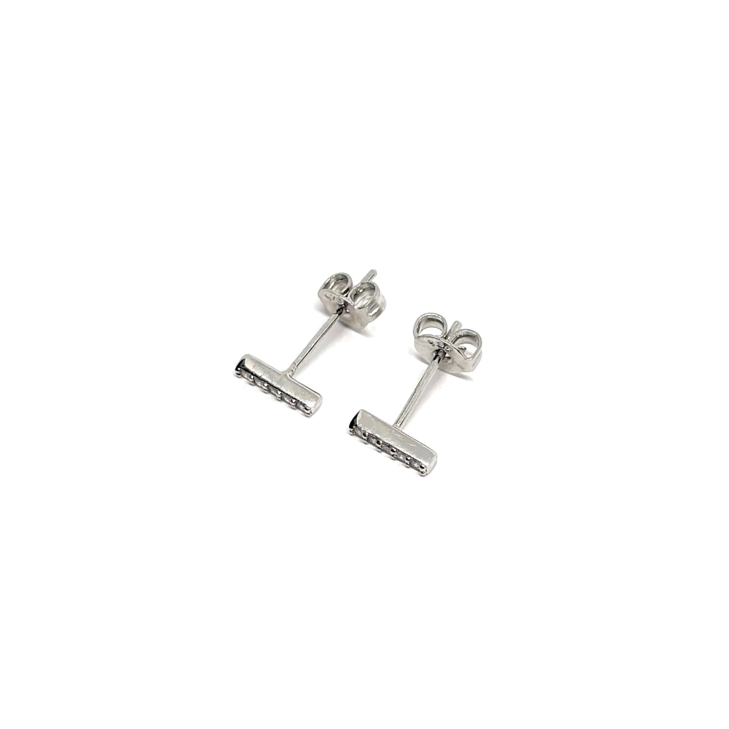 Boucles d’oreilles puces en argent 925, forme barre verticale sertie de zircons. Bijou minimaliste et raffiné pour femme, hypoallergénique et résistant au ternissement