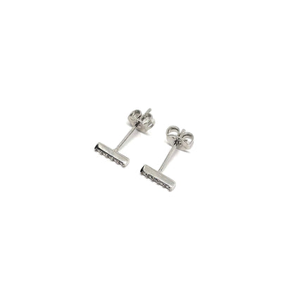 Boucles d’oreilles puces en argent 925, forme barre verticale sertie de zircons. Bijou minimaliste et raffiné pour femme, hypoallergénique et résistant au ternissement