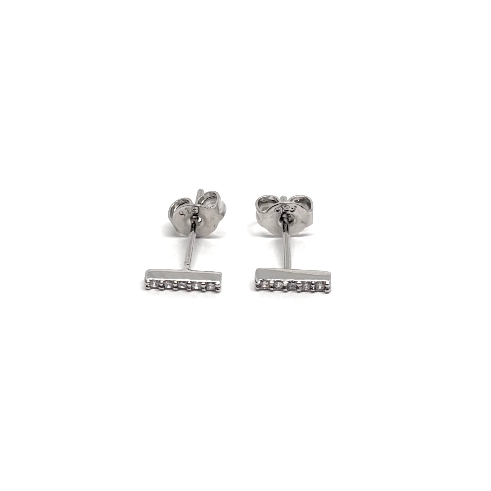 Boucles d’oreilles puces en argent 925, forme barre verticale sertie de zircons. Bijou minimaliste et raffiné pour femme, hypoallergénique et résistant au ternissement