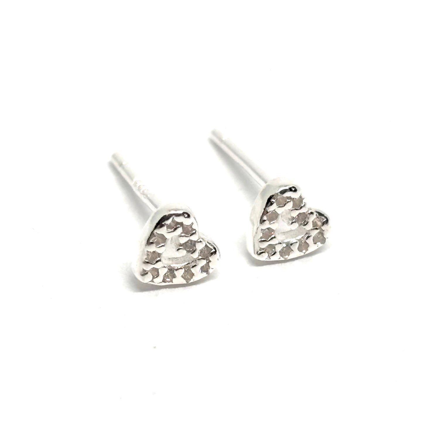 Boucles d’oreilles puces cœur en argent fin 999 serties de zircons brillants. Bijou romantique et lumineux pour femme, élégant, hypoallergénique et durable.