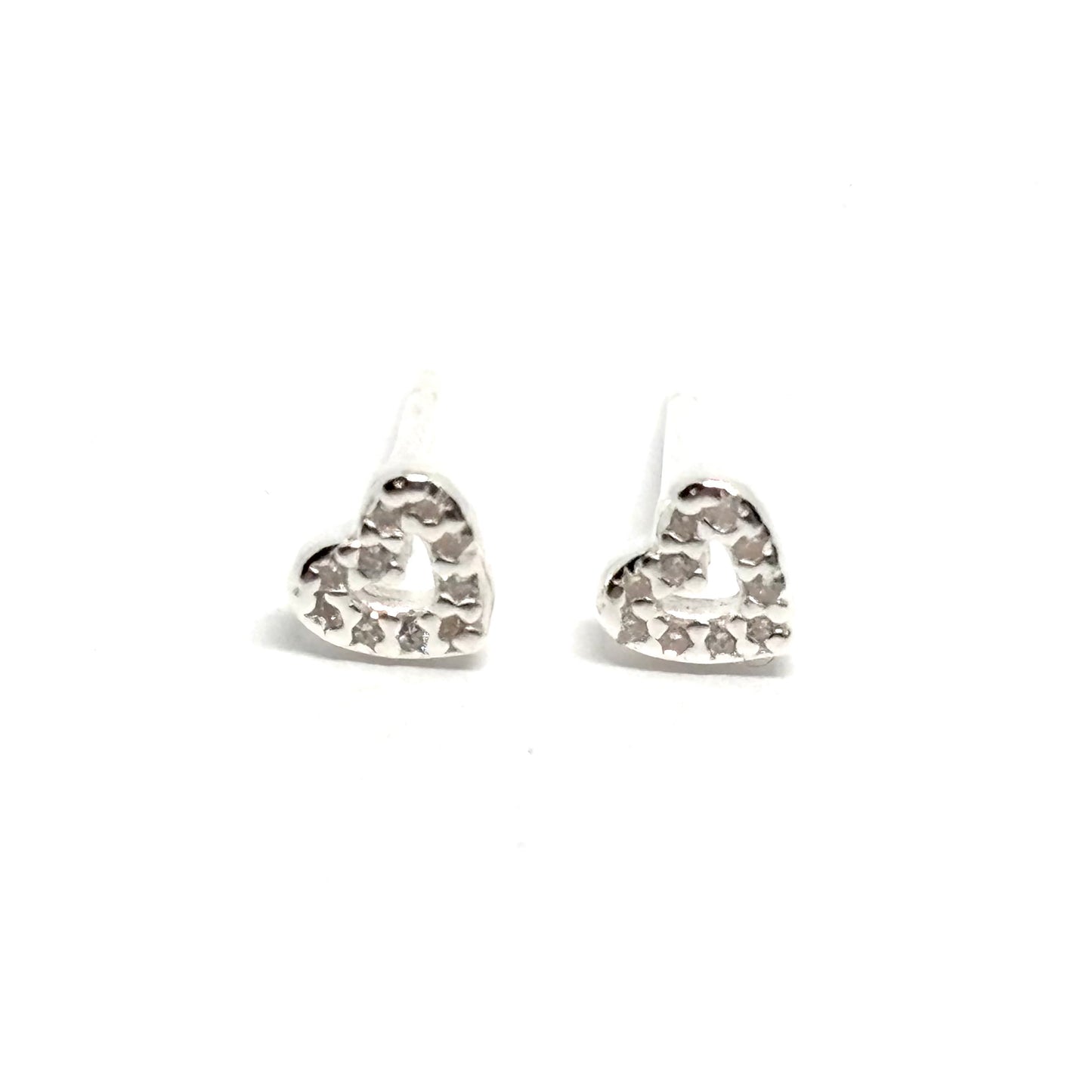 Boucles d’oreilles puces cœur en argent fin 999 serties de zircons brillants. Bijou romantique et lumineux pour femme, élégant, hypoallergénique et durable.