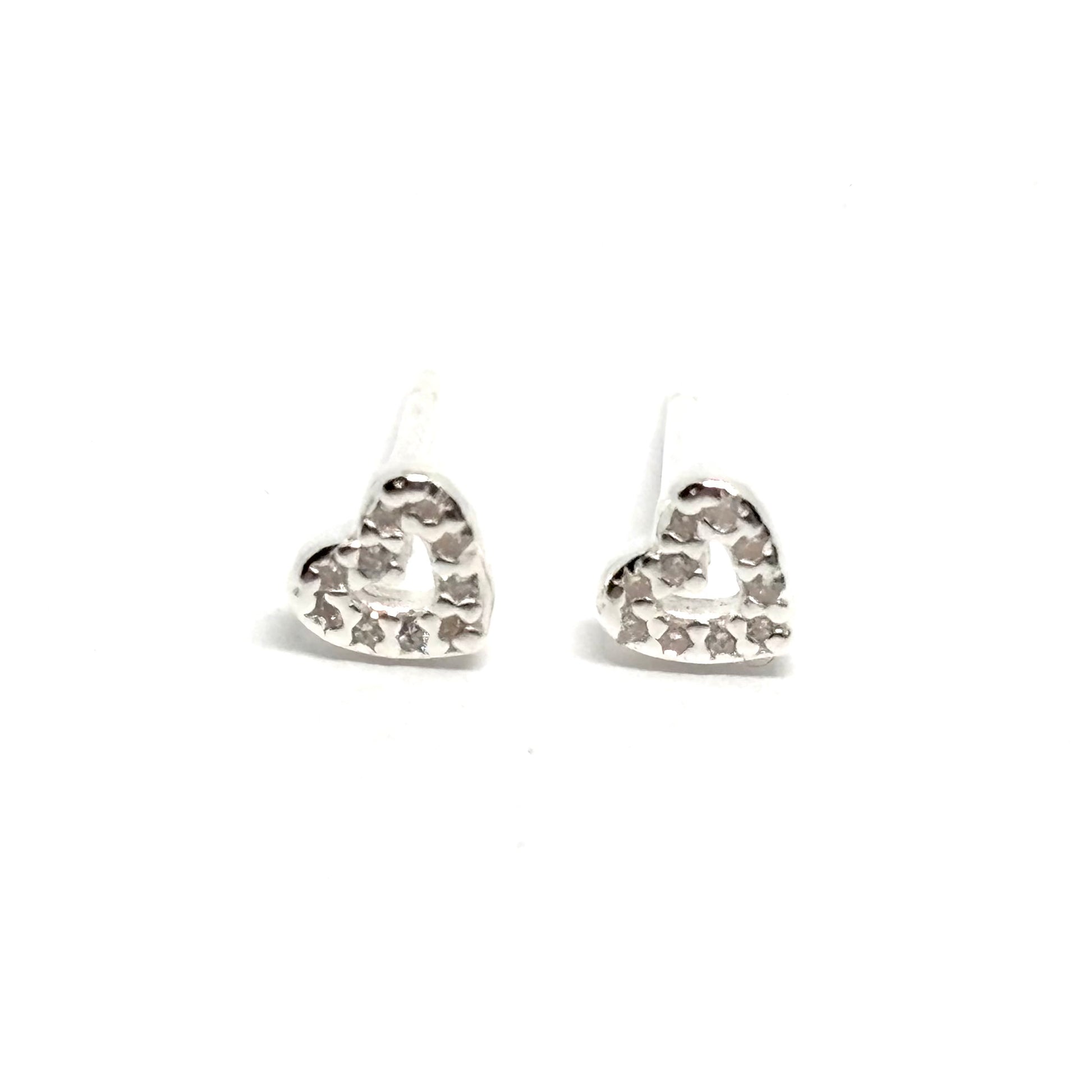 Boucles d’oreilles puces cœur en argent fin 999 serties de zircons brillants. Bijou romantique et lumineux pour femme, élégant, hypoallergénique et durable.
