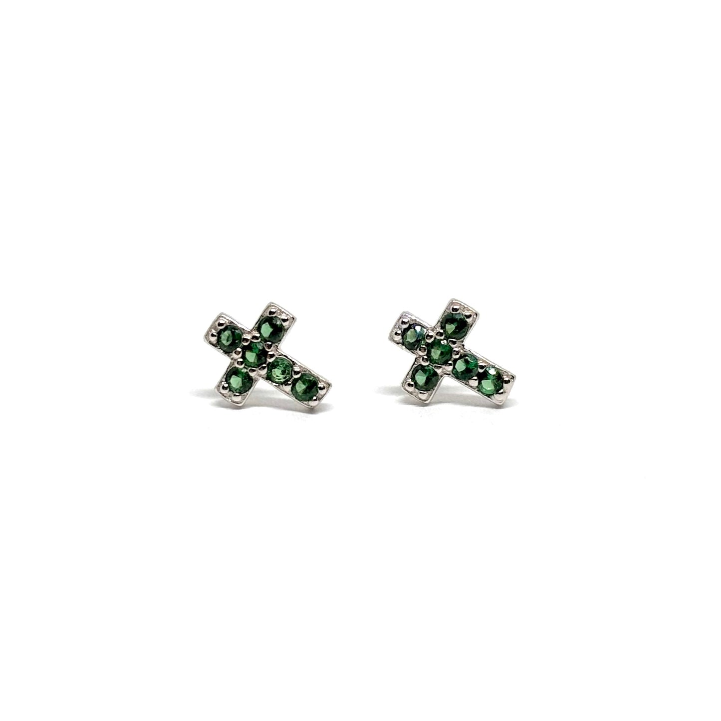 Boucles d’oreilles puces croix en argent 925 serties de zircons verts brillants. Bijou symbolique et moderne pour femme, raffiné, hypoallergénique et résistant à l’oxydation.