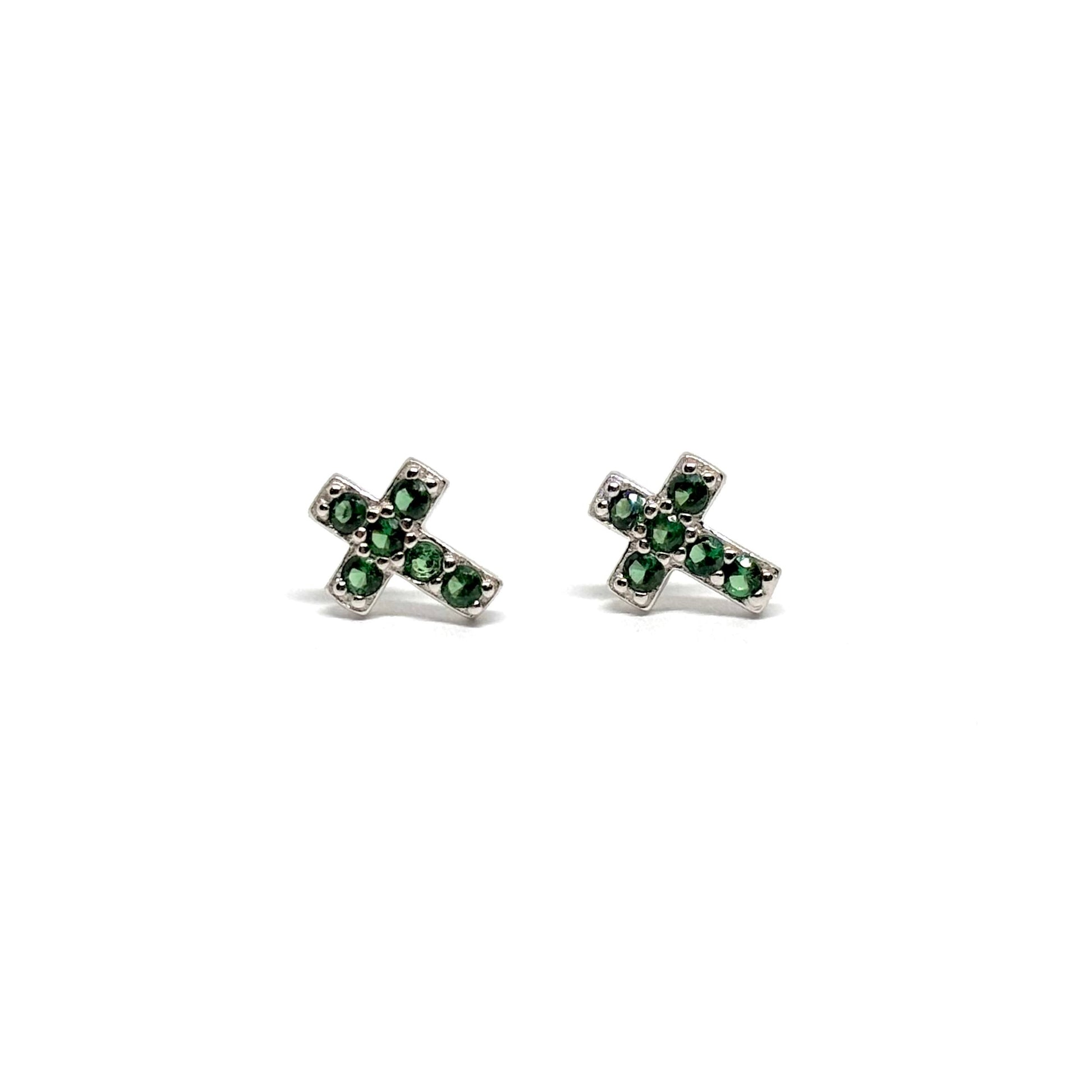 Boucles d’oreilles puces croix en argent 925 serties de zircons verts brillants. Bijou symbolique et moderne pour femme, raffiné, hypoallergénique et résistant à l’oxydation.