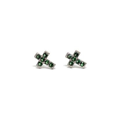 Boucles d’oreilles puces croix en argent 925 serties de zircons verts brillants. Bijou symbolique et moderne pour femme, raffiné, hypoallergénique et résistant à l’oxydation.