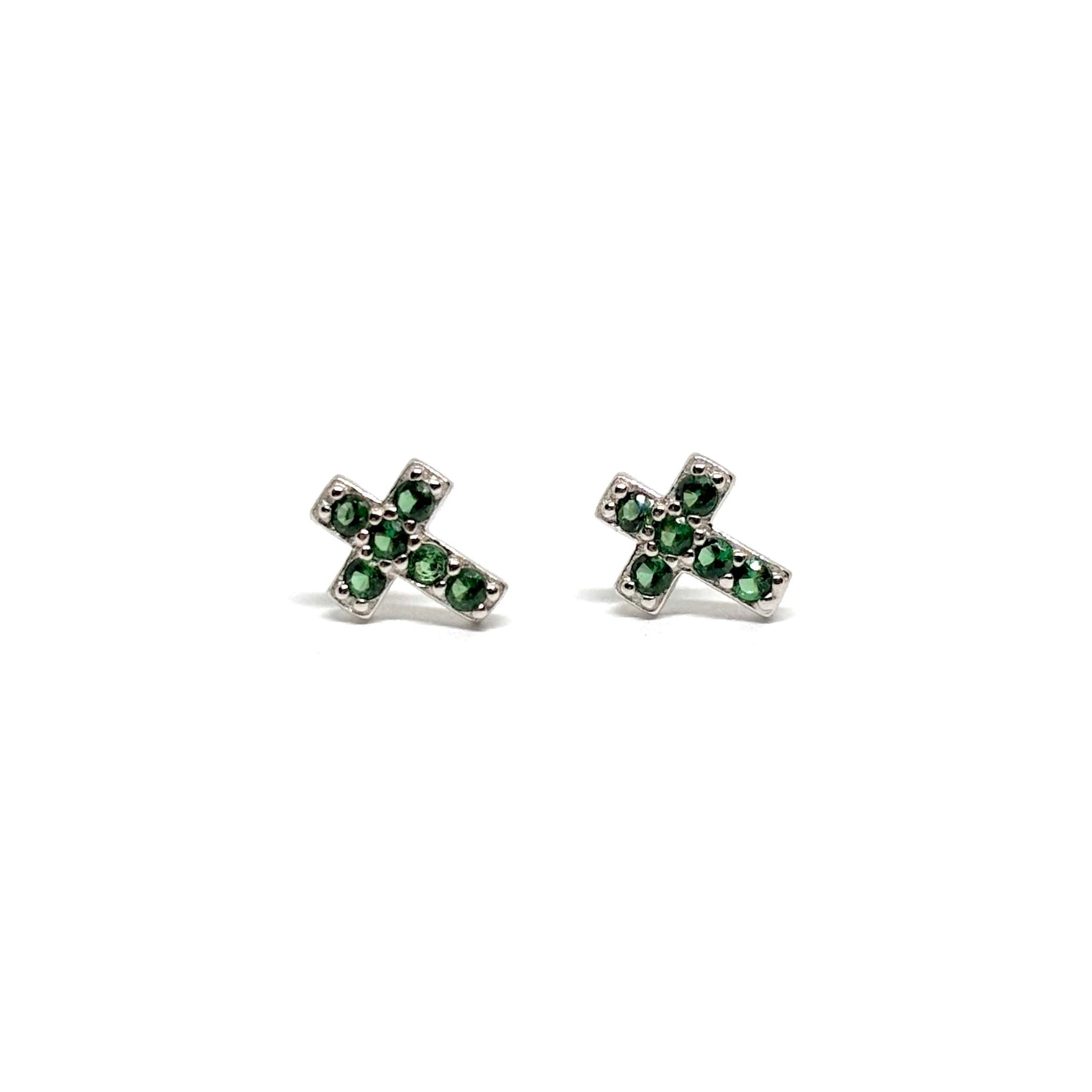 Boucles d’oreilles puces croix en argent 925 serties de zircons verts brillants. Bijou symbolique et moderne pour femme, raffiné, hypoallergénique et résistant à l’oxydation.