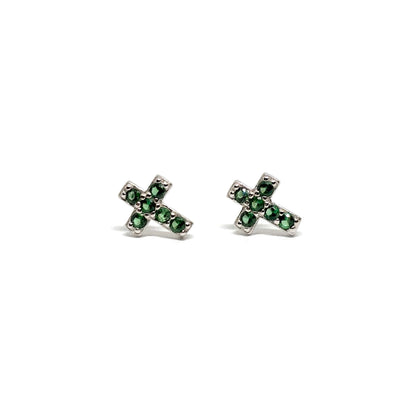 Boucles d’oreilles puces croix en argent 925 serties de zircons verts brillants. Bijou symbolique et moderne pour femme, raffiné, hypoallergénique et résistant à l’oxydation.