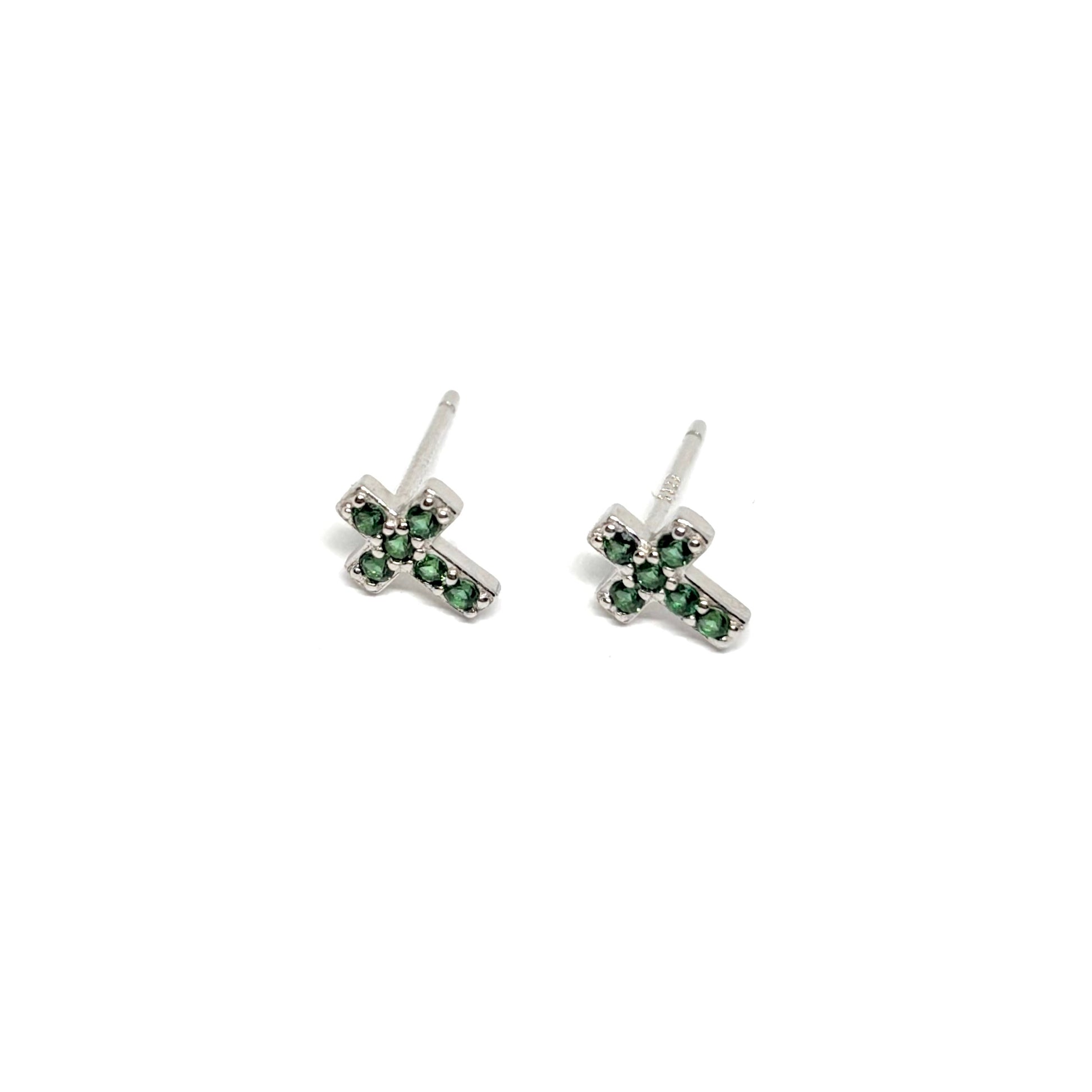 Boucles d’oreilles puces croix en argent 925 serties de zircons verts brillants. Bijou symbolique et moderne pour femme, raffiné, hypoallergénique et résistant à l’oxydation.