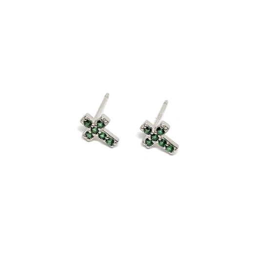 Boucles d’oreilles puces croix en argent 925 serties de zircons verts brillants. Bijou symbolique et moderne pour femme, raffiné, hypoallergénique et résistant à l’oxydation.