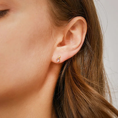 Boucles d’oreilles puces dorées pour femme en plaqué or, ornées d’une pierre d’améthyste violette en forme de goutte et d’un zircon blanc scintillant. Bijou féminin et délicat, lumineux et raffiné, parfait pour un look élégant et discret