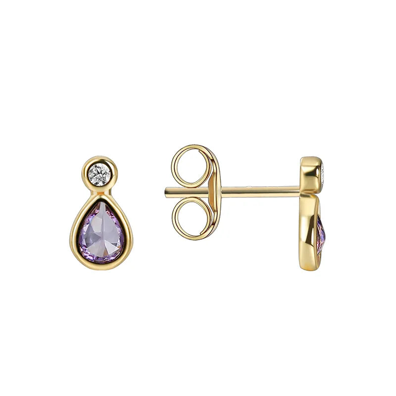 Boucles d’oreilles puces dorées pour femme en plaqué or, ornées d’une pierre d’améthyste violette en forme de goutte et d’un zircon blanc scintillant. Bijou féminin et délicat, lumineux et raffiné, parfait pour un look élégant et discret