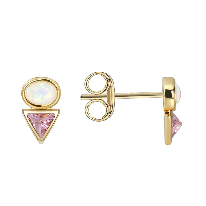 Boucles d’oreilles puces dorées pour femme en plaqué or, associant une opale blanche iridescente et un zircon rose taillé en triangle inversé. Bijou féminin et moderne au design géométrique et lumineux, parfait pour un look chic et contemporain