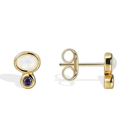 Boucles d’oreilles puces dorées pour femme en plaqué or, ornées d’une opale blanche irisée et d’un zircon violet scintillant. Bijou délicat et contemporain au design minimaliste, idéal pour un port quotidien ou une accumulation élégante