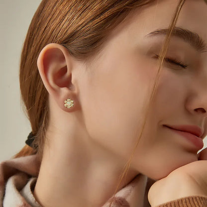 Boucles d’oreilles puces dorées pour femme en plaqué or, en forme de fleur avec opale irisée au centre. Bijou poétique et féminin au design floral lumineux, parfait pour un style romantique, bohème ou discret au quotidien