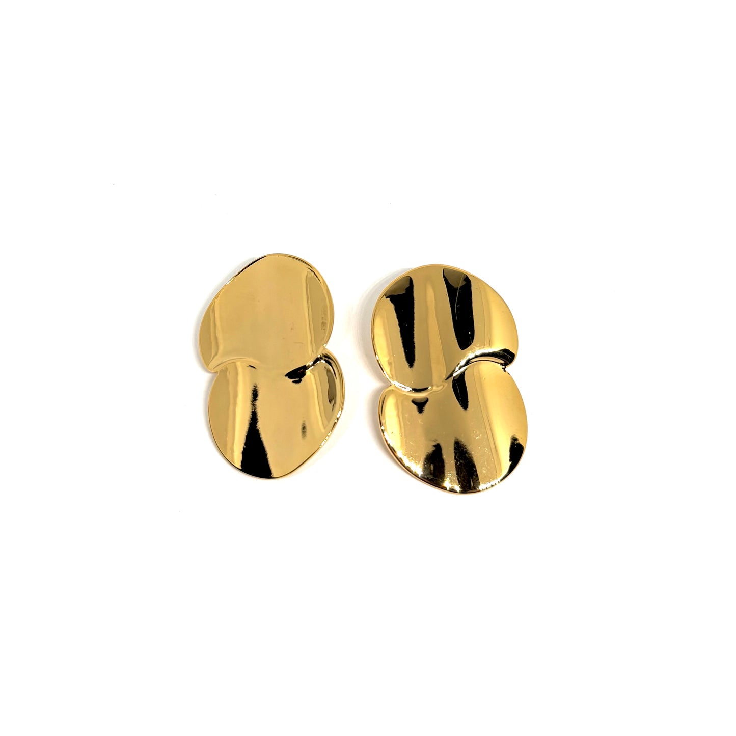 Boucles d’oreilles puces dorées pour femme en acier inoxydable, au design organique et sculptural inspiré de pétales fusionnés. Bijou arty et moderne au fini miroir, résistant à l’eau et hypoallergénique, idéal pour un look élégant ou de cérémonie