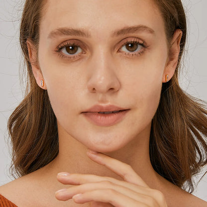 Boucles d’oreilles puces dorées rectangulaires pour femme en plaqué or, ornées de zircons roses taille baguette et brillant. Bijou féminin et délicat au design minimaliste, lumineux et raffiné, parfait pour un look élégant ou un cadeau chic