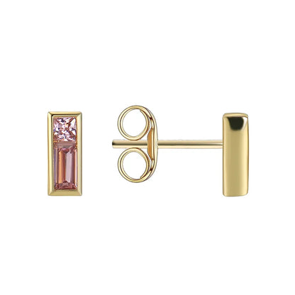 Boucles d’oreilles puces dorées rectangulaires pour femme en plaqué or, ornées de zircons roses taille baguette et brillant. Bijou féminin et délicat au design minimaliste, lumineux et raffiné, parfait pour un look élégant ou un cadeau chic