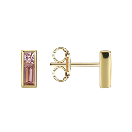 Boucles d’oreilles puces dorées rectangulaires pour femme en plaqué or, ornées de zircons roses taille baguette et brillant. Bijou féminin et délicat au design minimaliste, lumineux et raffiné, parfait pour un look élégant ou un cadeau chic