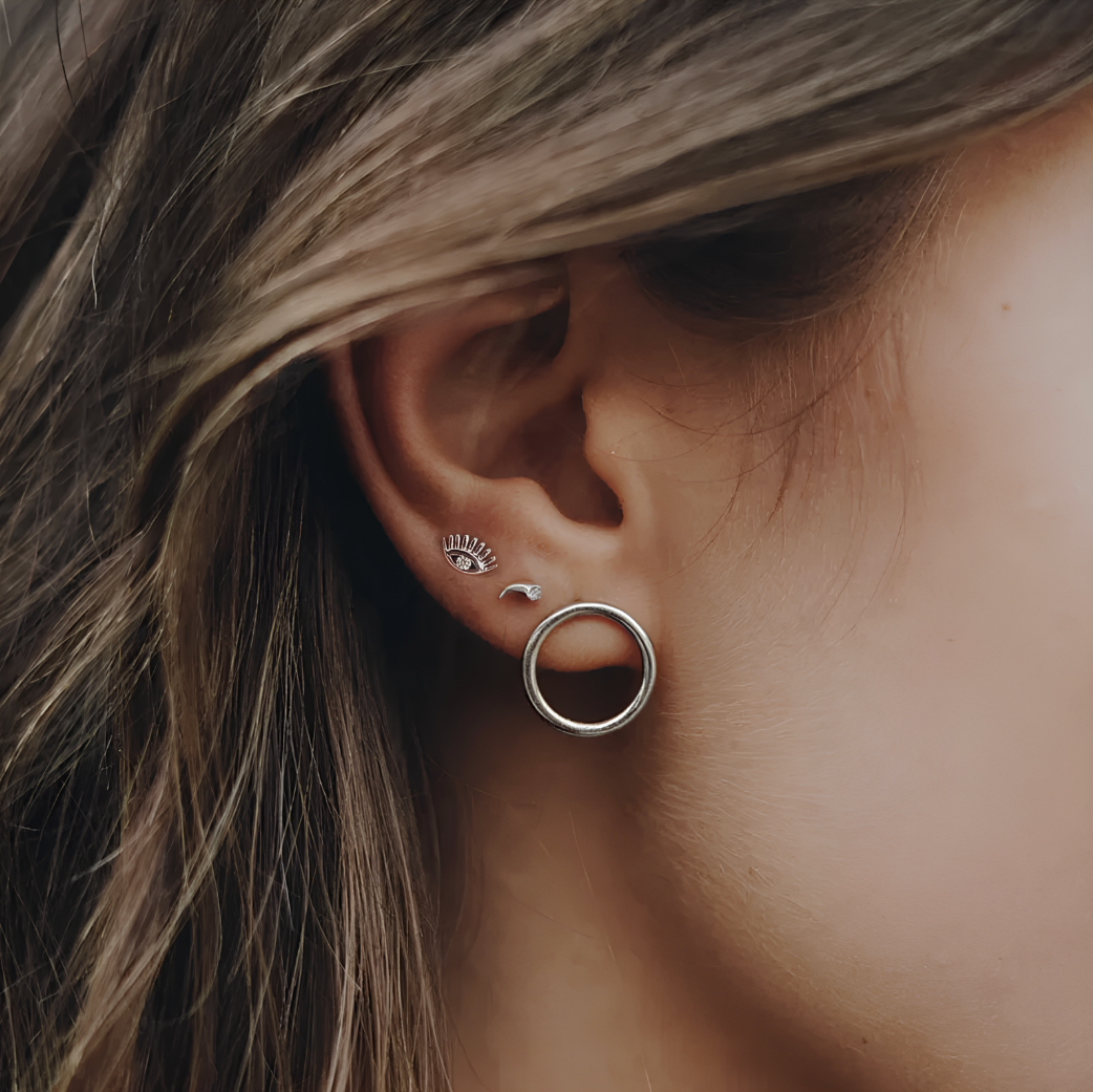 Boucles d’oreilles puces en argent 925 avec œil protecteur et zircon étincelant. Bijou symbolique raffiné, élégant et lumineux.