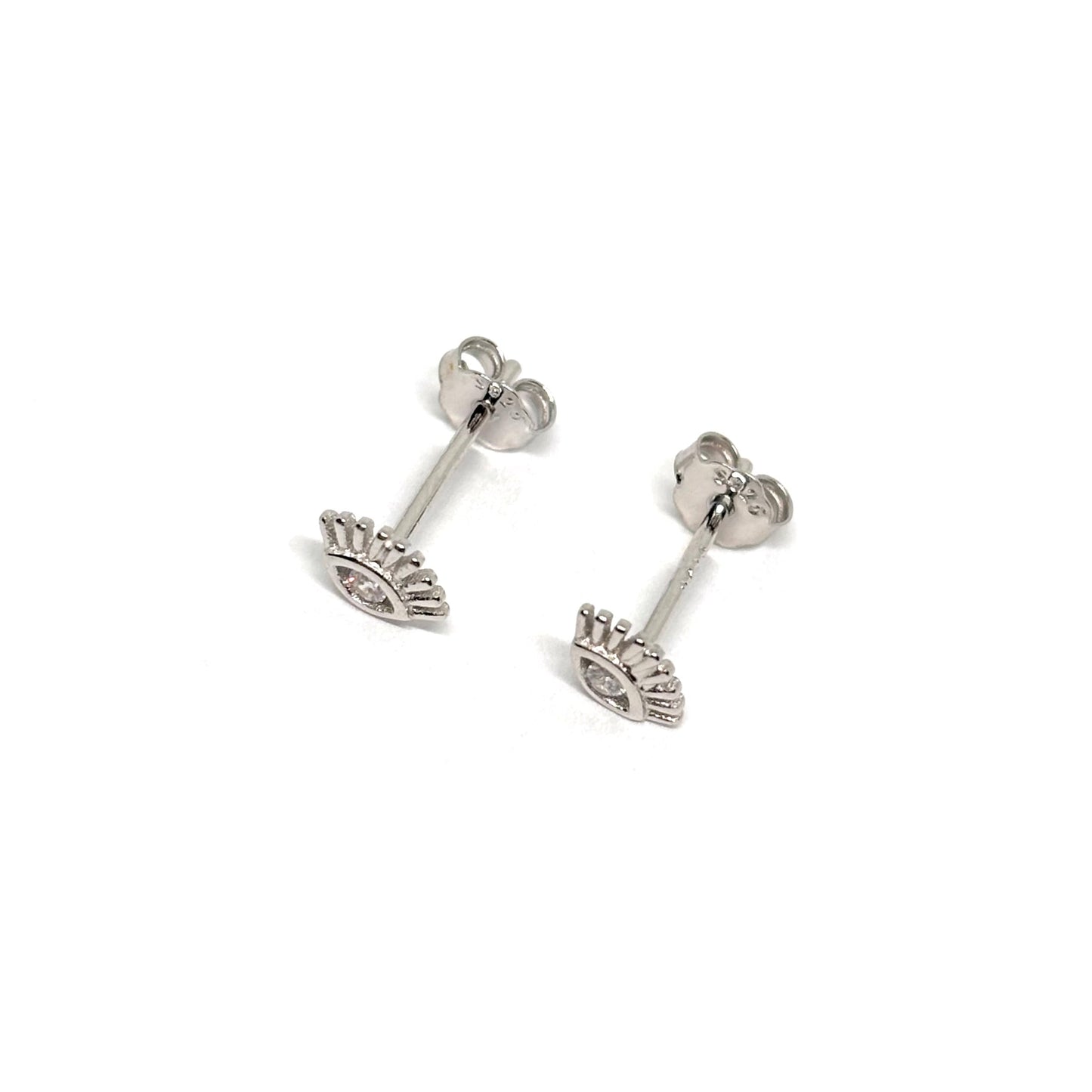 Boucles d’oreilles puces en argent 925 avec œil protecteur et zircon étincelant. Bijou symbolique raffiné, élégant et lumineux.