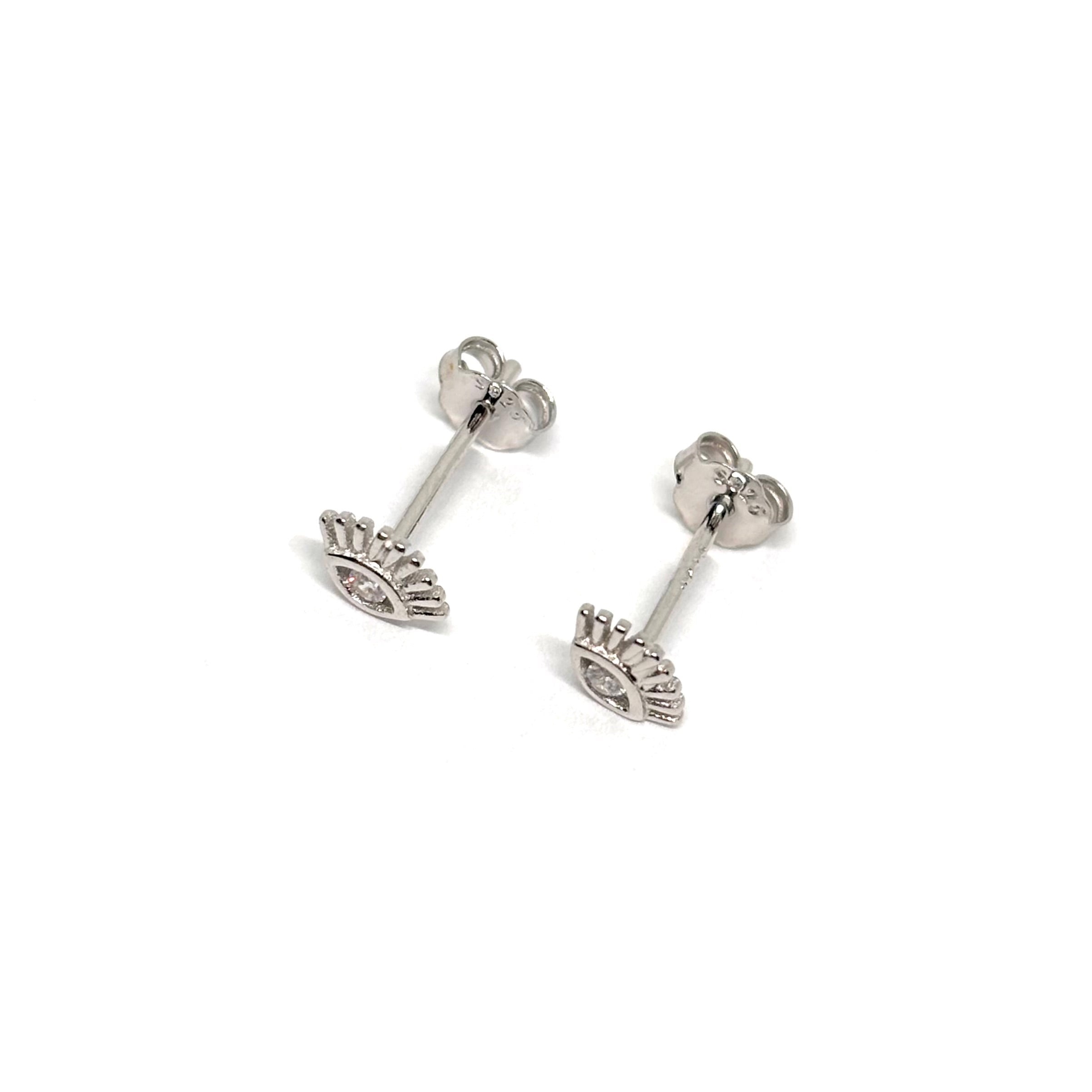 Boucles d’oreilles puces en argent 925 avec œil protecteur et zircon étincelant. Bijou symbolique raffiné, élégant et lumineux.
