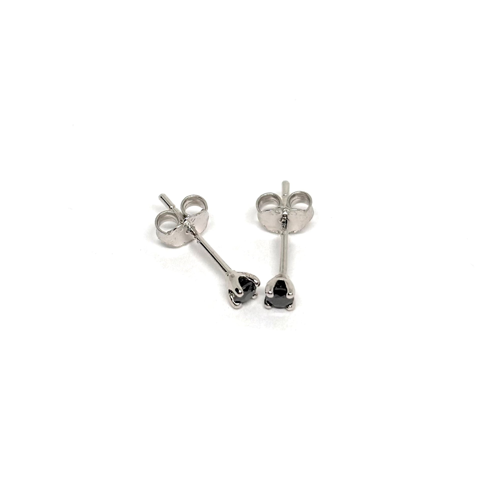 Boucles d’oreilles puces en argent 925 serties de pierres noires facettées. Bijou minimaliste et intemporel, mixte, hypoallergénique et résistant au ternissement.