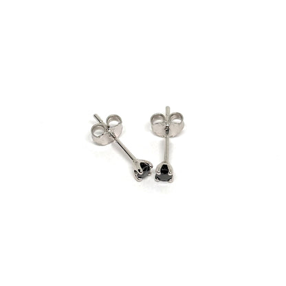 Boucles d’oreilles puces en argent 925 serties de pierres noires facettées. Bijou minimaliste et intemporel, mixte, hypoallergénique et résistant au ternissement.
