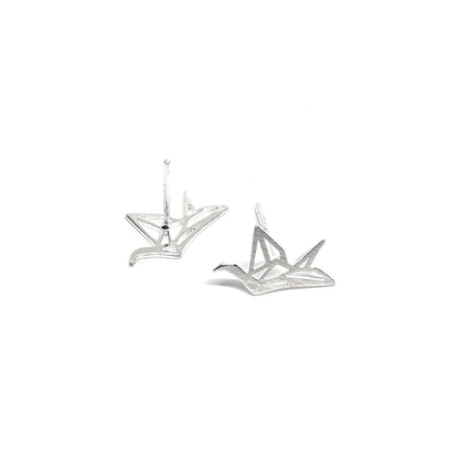 Boucles d’oreilles puces en argent 925 représentant de petits cygnes en origami. Bijou poétique, raffiné et symbolique, inspiré de la paix et de la grâce.