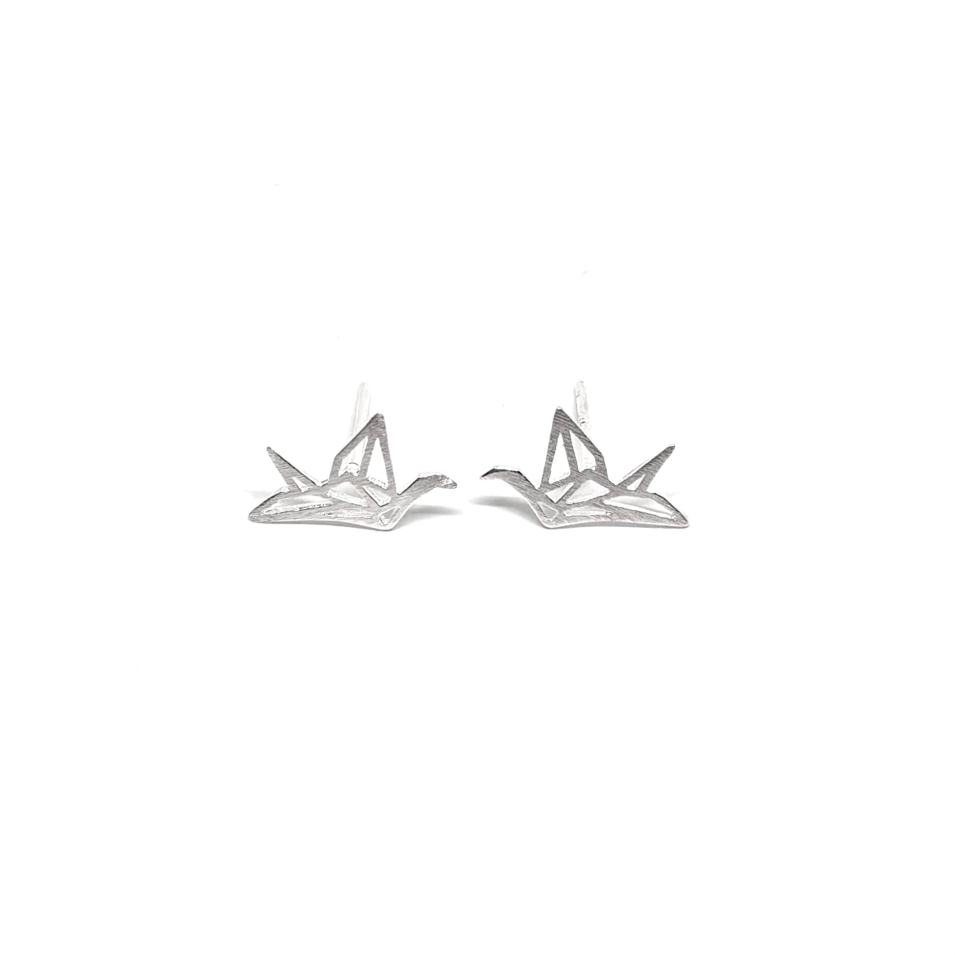 Boucles d’oreilles puces en argent 925 représentant de petits cygnes en origami. Bijou poétique, raffiné et symbolique, inspiré de la paix et de la grâce.