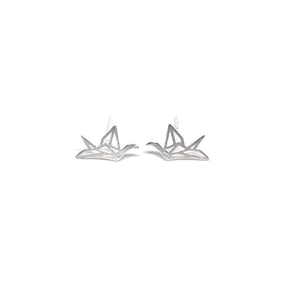 Boucles d’oreilles puces en argent 925 représentant de petits cygnes en origami. Bijou poétique, raffiné et symbolique, inspiré de la paix et de la grâce.