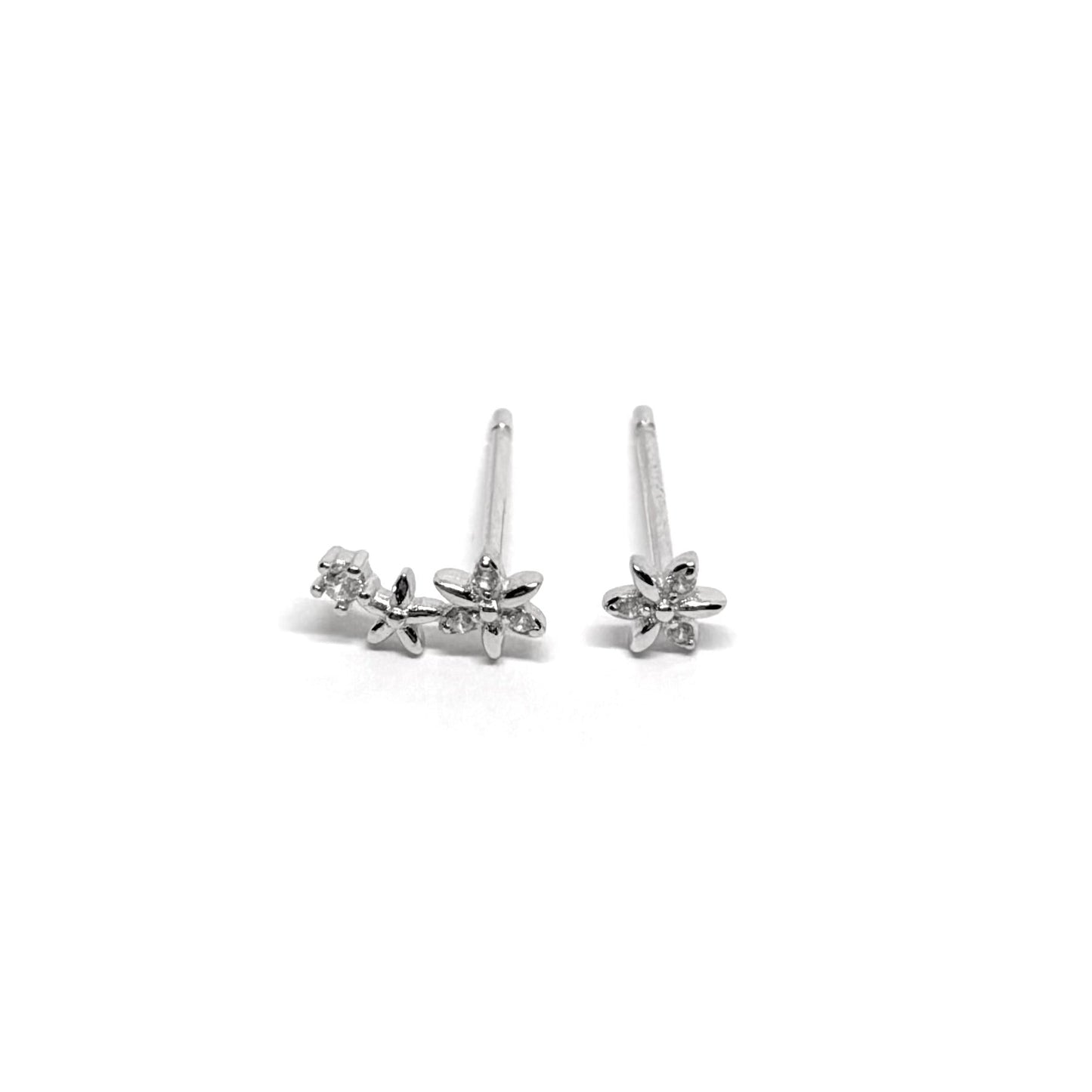Boucles d’oreilles puces fleur en argent 925 serties de zircons étincelants. Bijou floral délicat et raffiné pour femme, hypoallergénique et résistant à l’oxydation.
