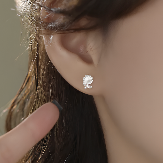 Boucles d’oreilles puces fleur en argent 925 de 6x8mm, bijou féminin et raffiné. Design floral délicat, durable, hypoallergénique et lumineux.