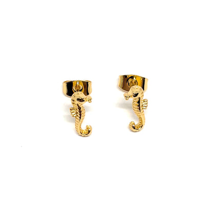 Boucles d’oreilles puces hippocampe couleur argent en acier inoxydable, design marin raffiné et détaillé. Bijou discret, hypoallergénique et résistant à l’eau, idéal pour un look féminin élégant et inspiré de l’océan.