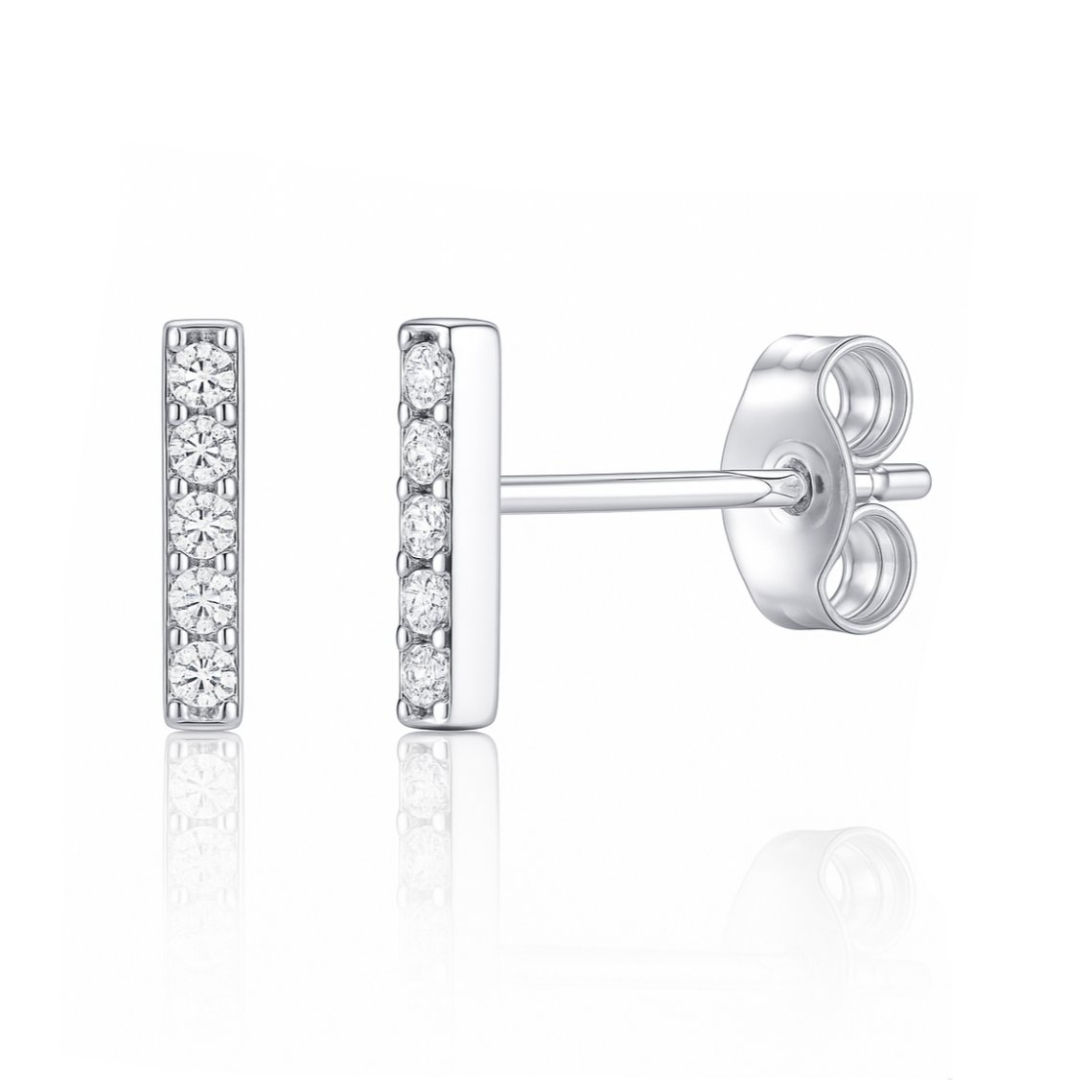 Épurées et lumineuses, ces puces d’oreilles en forme de barre verticale avec&nbsp;oxydes de zirconium parfaitement alignés, pour un rendu graphique, moderne et discrètement sophistiqué.

Matériau : Argent 925 et&nbsp;oxydes de zirconium blancs, hypoallergénique, résistant au ternissement.